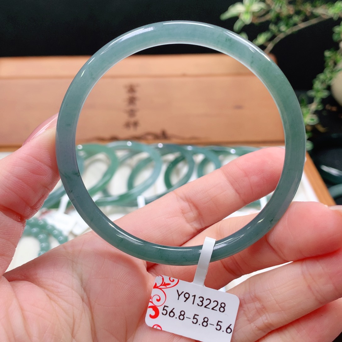 翡翠手镯未镶嵌天然