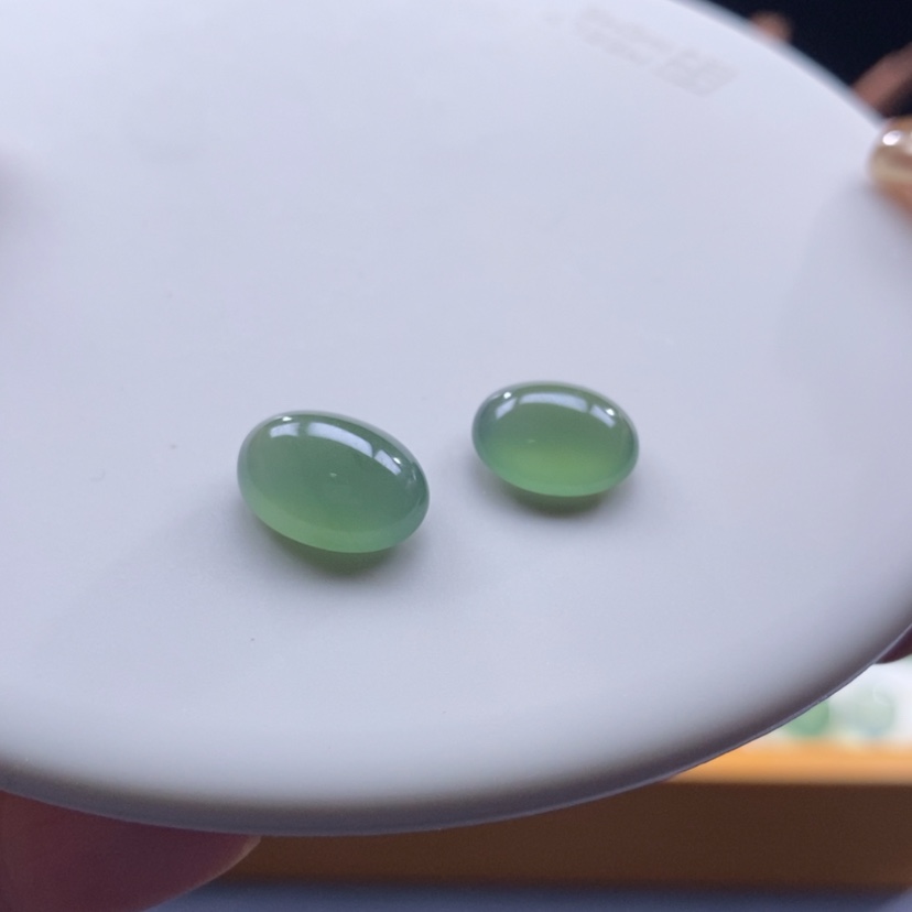【闪购商品】翡翠颈饰未镶嵌翡翠冰湖水绿蛋面，随机发一颗
