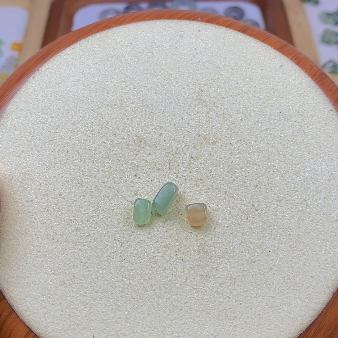 翡翠戒指未镶嵌碳***?随型