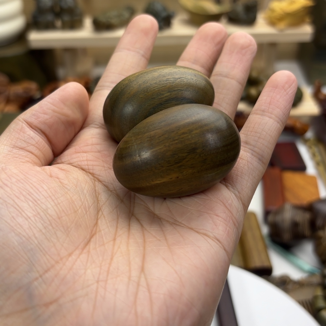 小***身木绿檀木料手把件鸡蛋微瑕