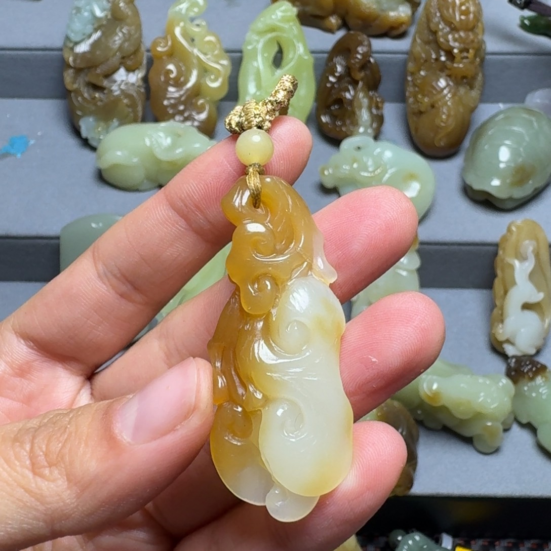 了***心和田玉未镶嵌颈饰