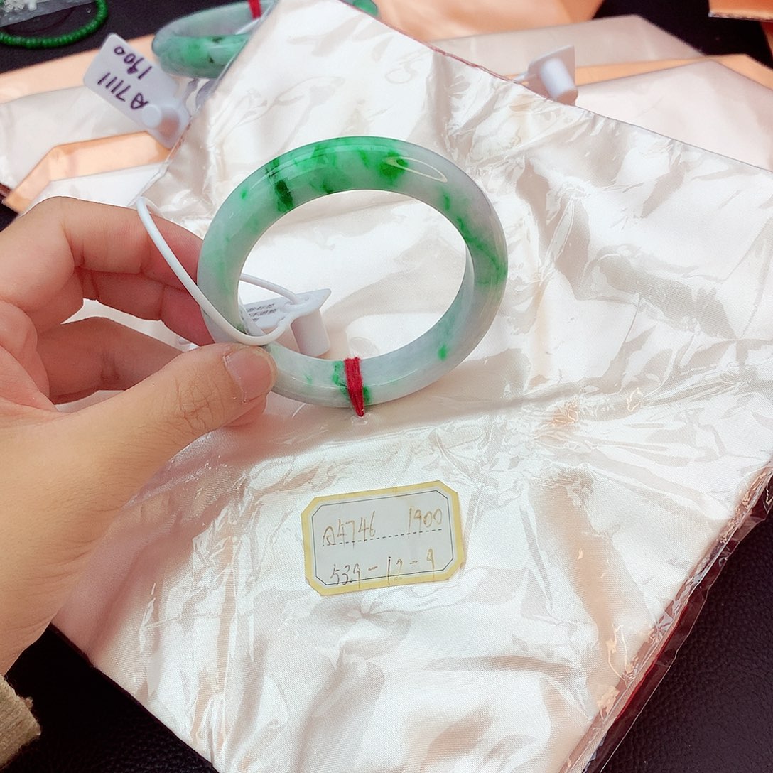 翡翠手镯未镶嵌翡翠