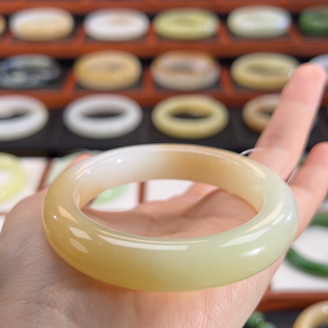 和田玉（糖玉）未镶嵌手镯多彩糖黄白