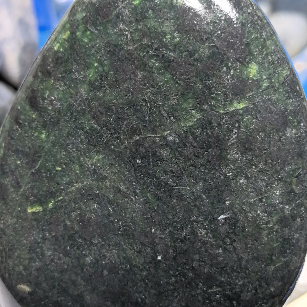 陳***偉藏玉药王石原石一个摆件一个