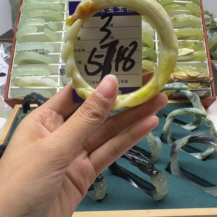 蛇纹石玉未镶嵌手镯