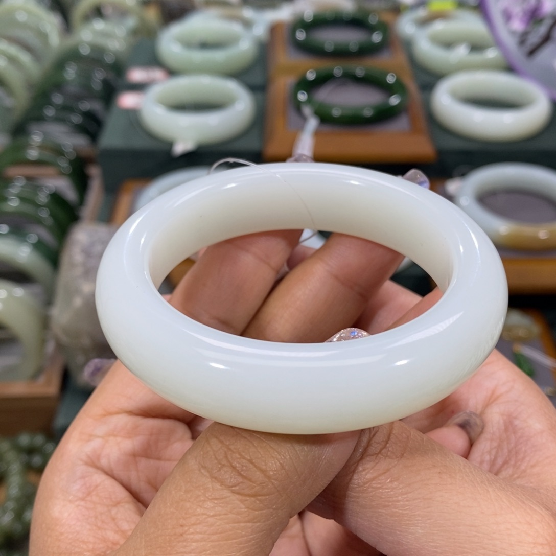 和田玉未镶嵌手镯