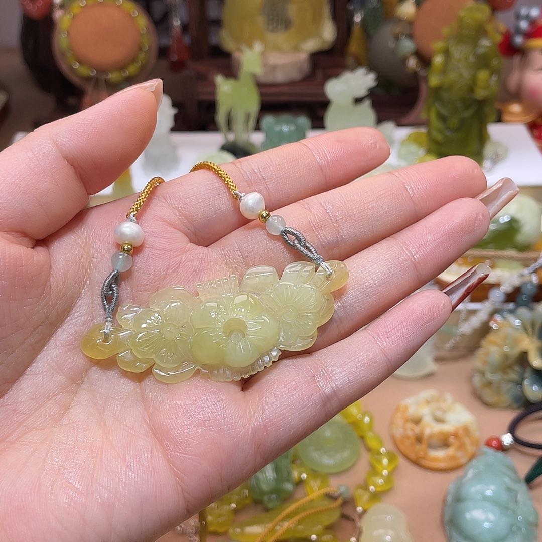 蛇纹石玉未镶嵌颈饰