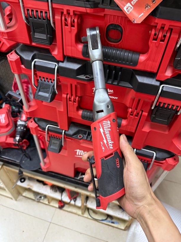 9成  米沃奇长颈鹿无刷棘轮板手中飞