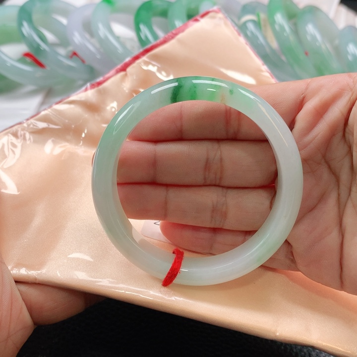 翡翠手镯未镶嵌53535252