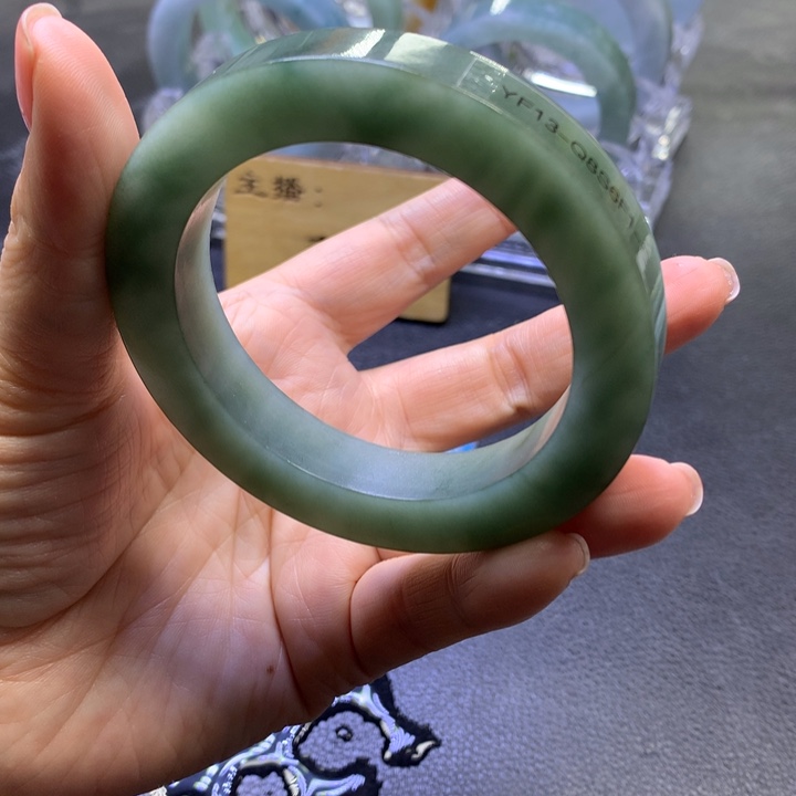 翡翠手镯未镶嵌姚*依