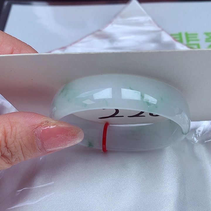 翡翠手镯未镶嵌翡翠