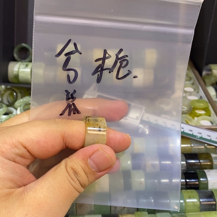 ****栀蛇纹石玉未镶嵌戒指