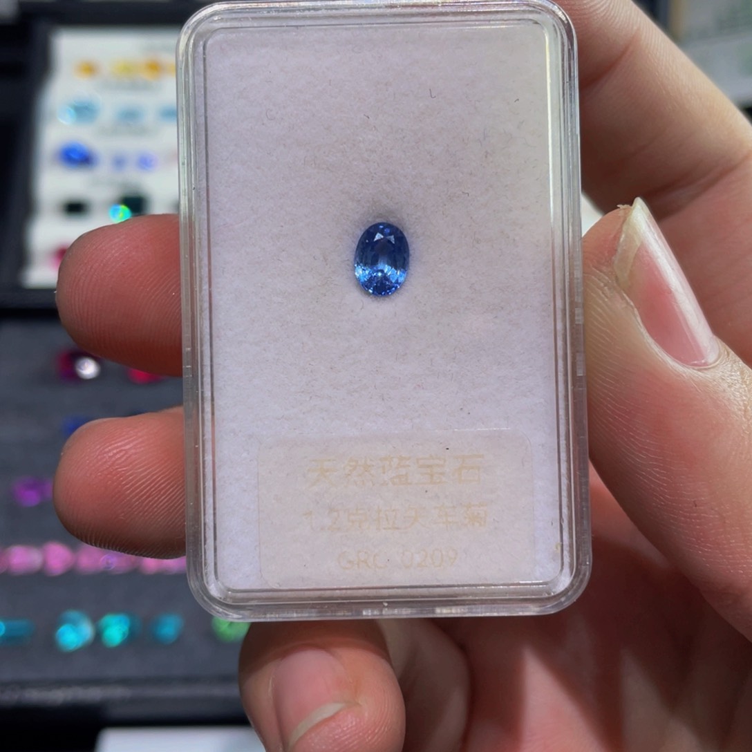 蓝宝石裸石未镶嵌1.2克拉矢车菊全净玻璃体