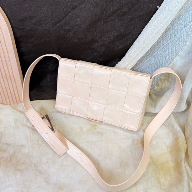 95新 BOTTEGA VENETA/葆蝶家 淡粉色编织斜挎豆腐包