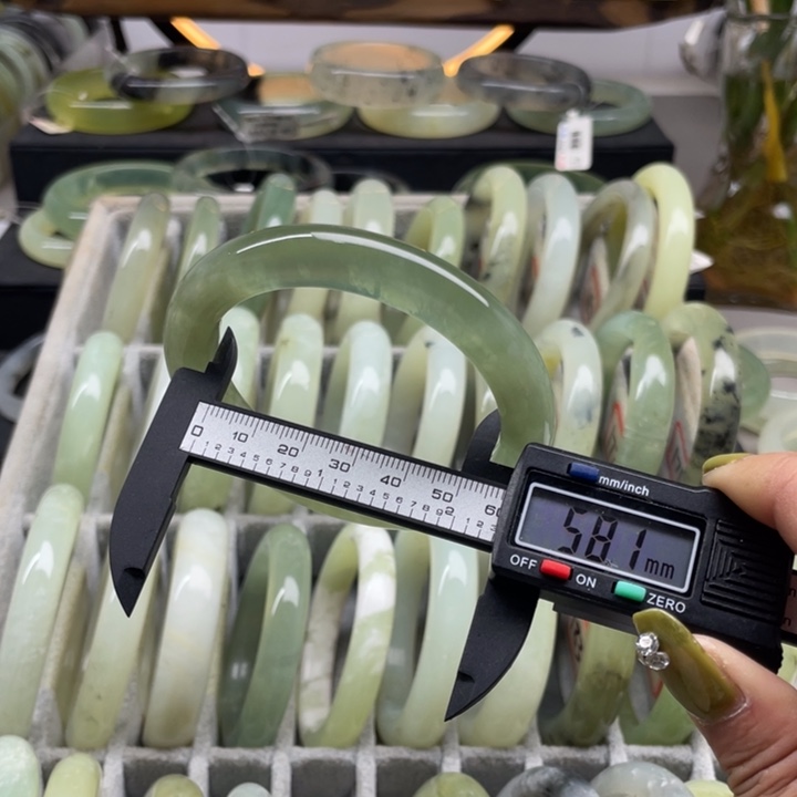 蛇纹石玉手镯未镶嵌196