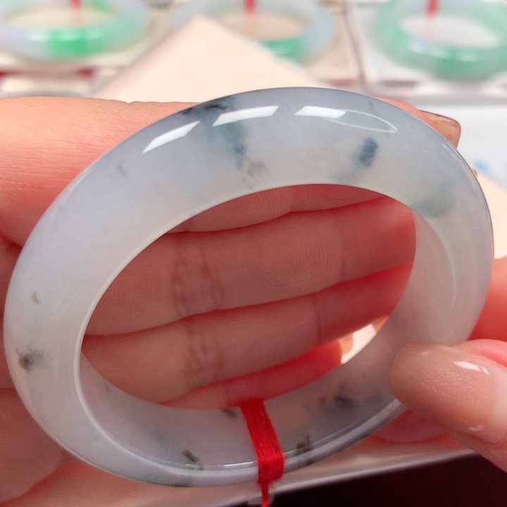 翡翠手镯未镶嵌侬***看强推