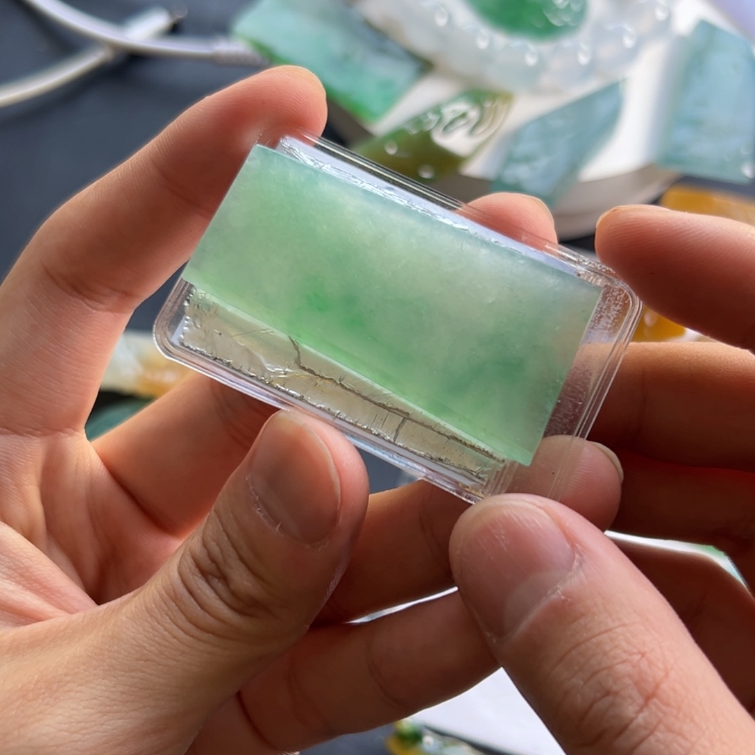 定制翡翠未镶嵌冰种飘翠色无事牌大件