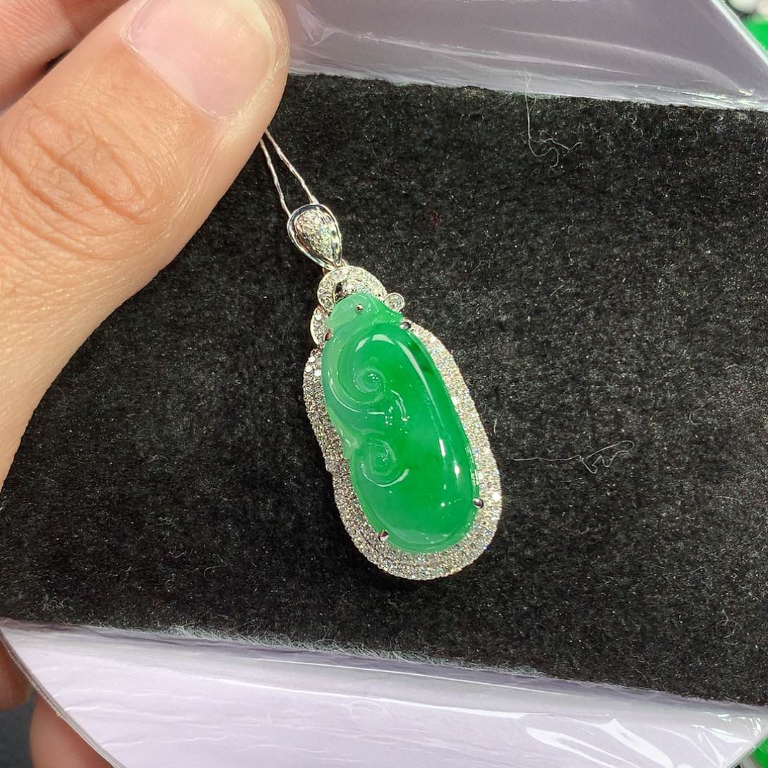翡翠吊坠(赠链)18K金镶嵌