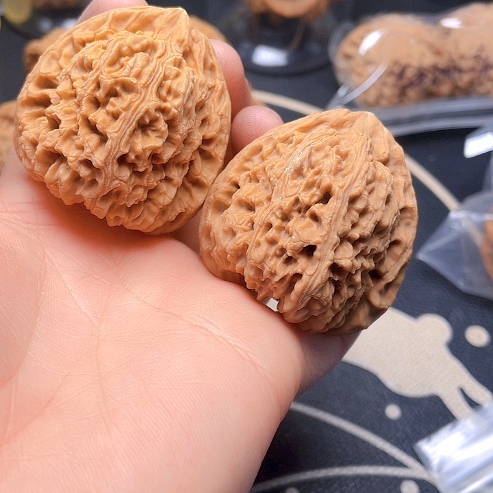 文玩核桃吊坠南疆石一对