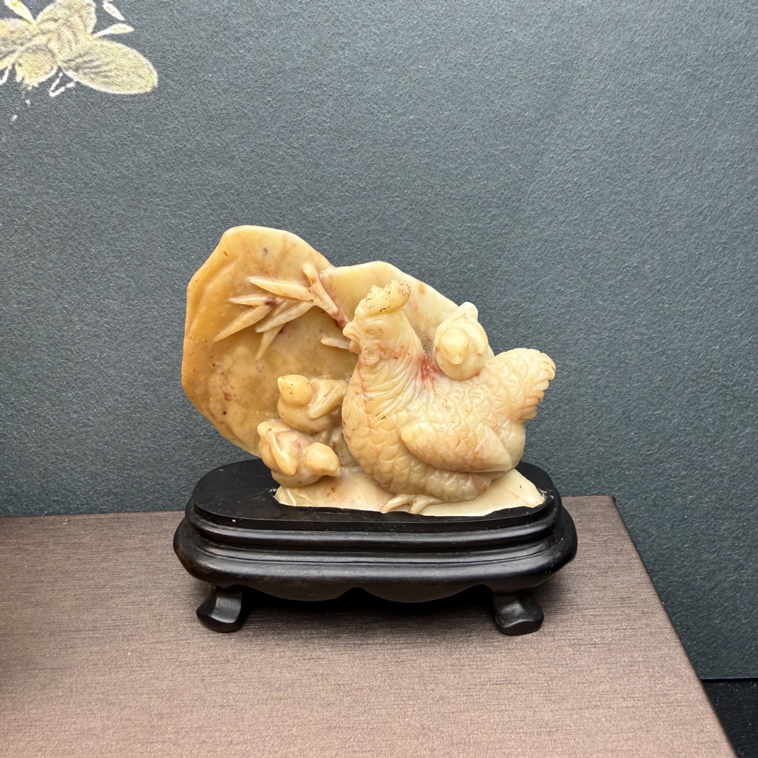 寿山石旗降合家欢摆件