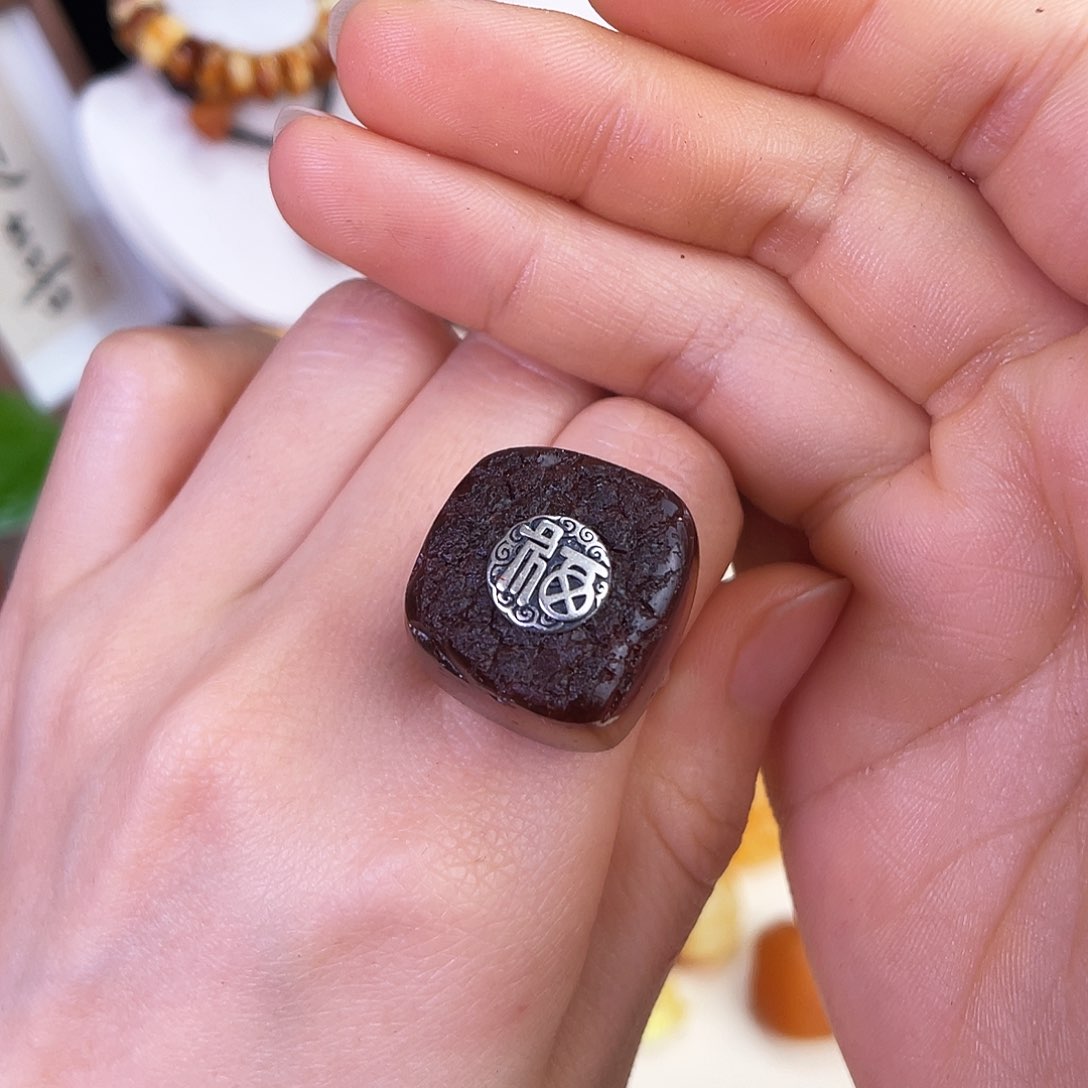 琥珀珠宝奇石未镶嵌，