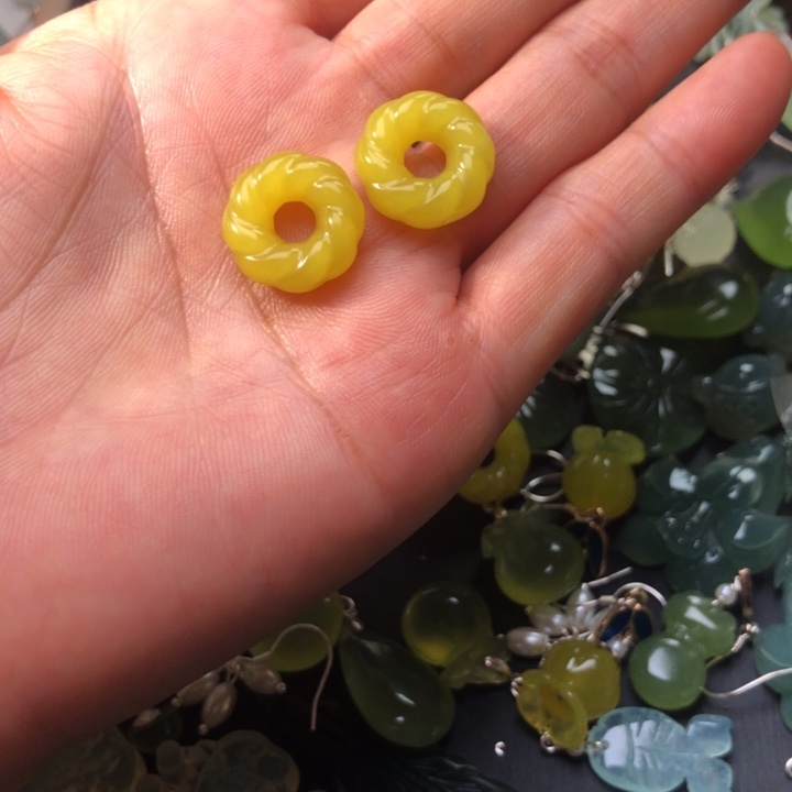 兜****蛇纹石玉未镶嵌耳坠