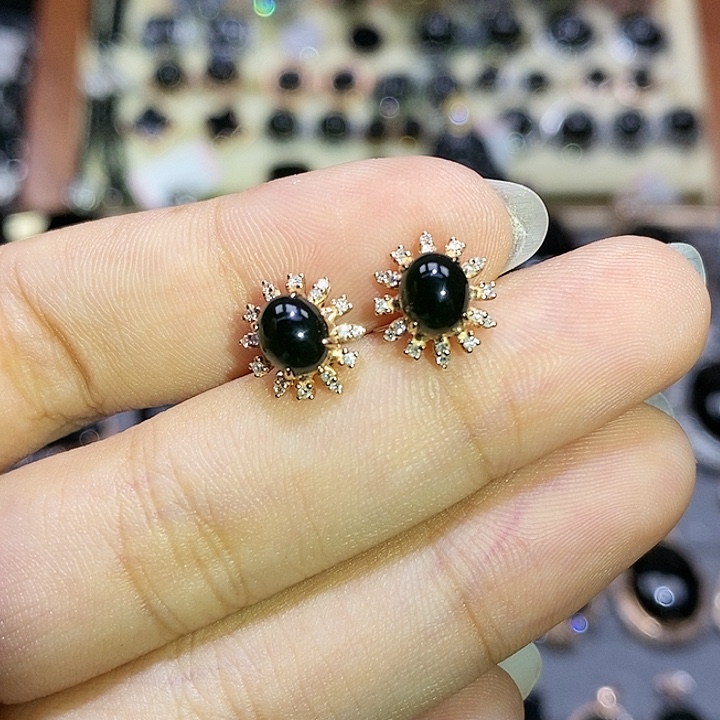 18K金镶嵌翡翠耳钉蛋面