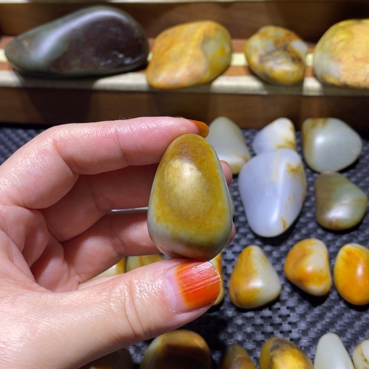 贾***平和田玉未镶嵌珠宝奇石