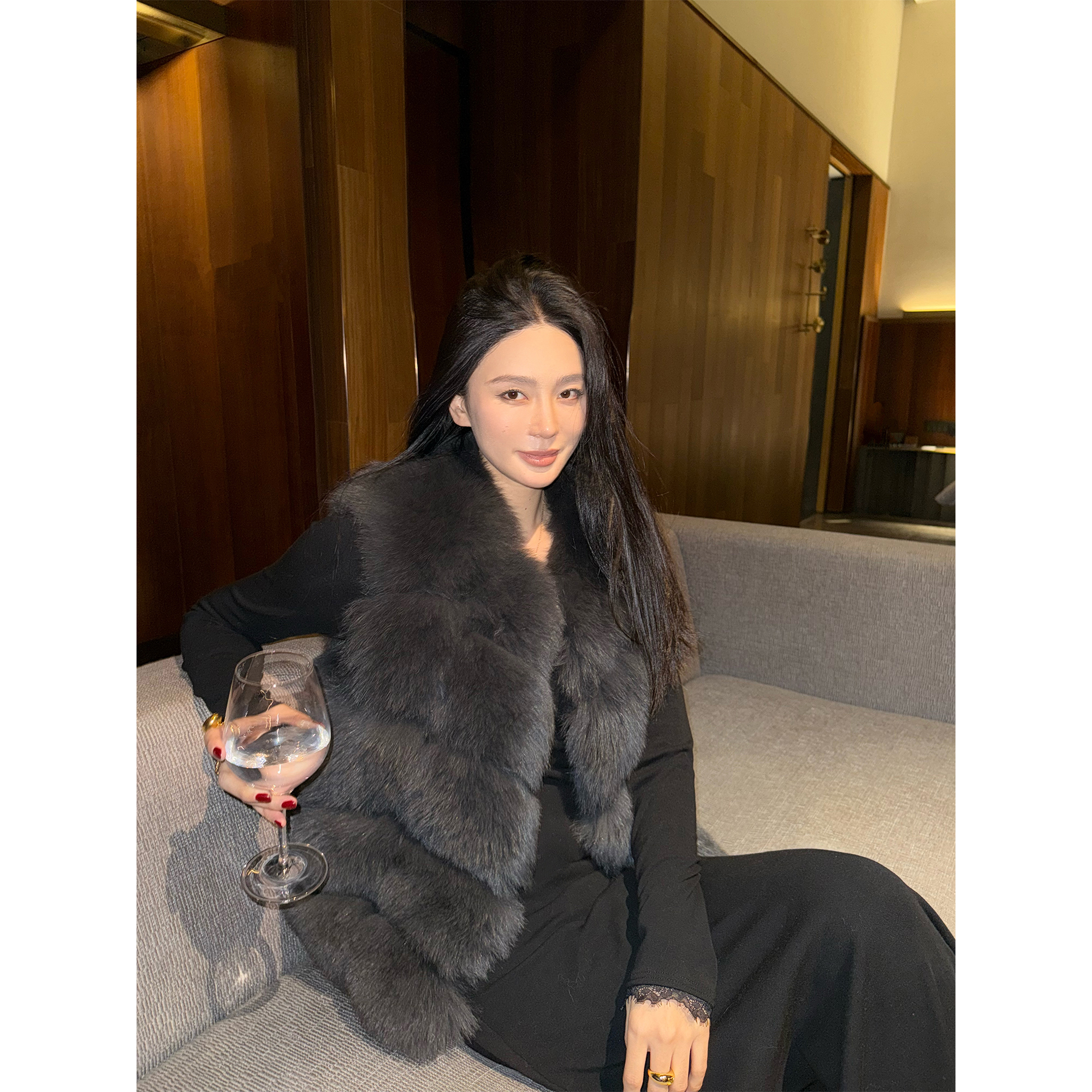 周淼【千金裘】羊皮夹革工艺狐狸毛分割保暖皮草马甲女ZM25P5174J