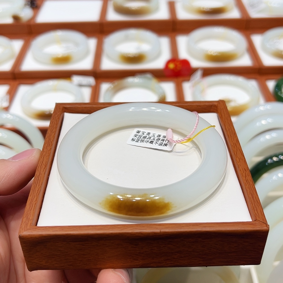 和田玉手镯未镶嵌且末一口老红糖