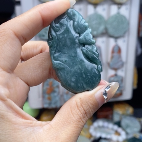 翡翠颈饰未镶嵌翡翠