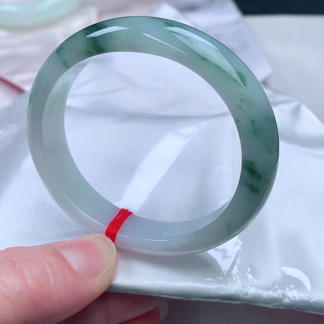 翡翠手镯（贵妃镯）未镶嵌。。