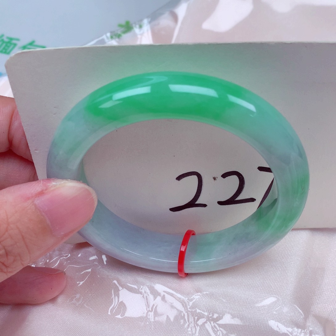 翡翠手镯未镶嵌翡翠