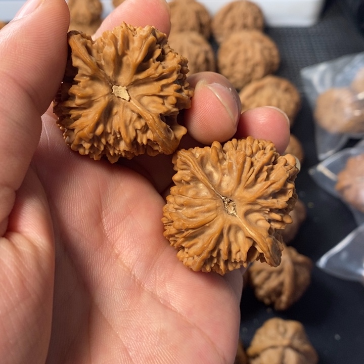 吊坠桃核4675435788