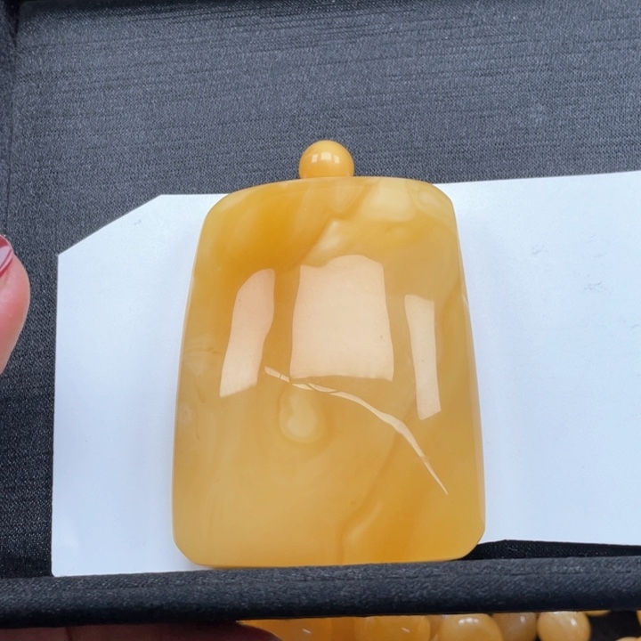 蜜蜡裸石未镶嵌君*兰蜜蜡无事牌重64.8克