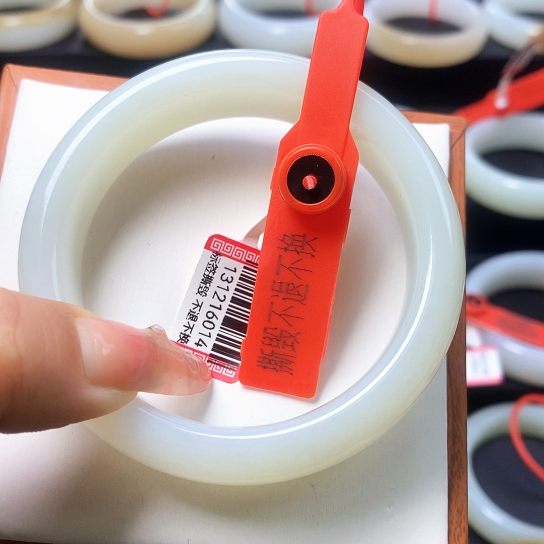 来***悦和田玉未镶嵌手镯