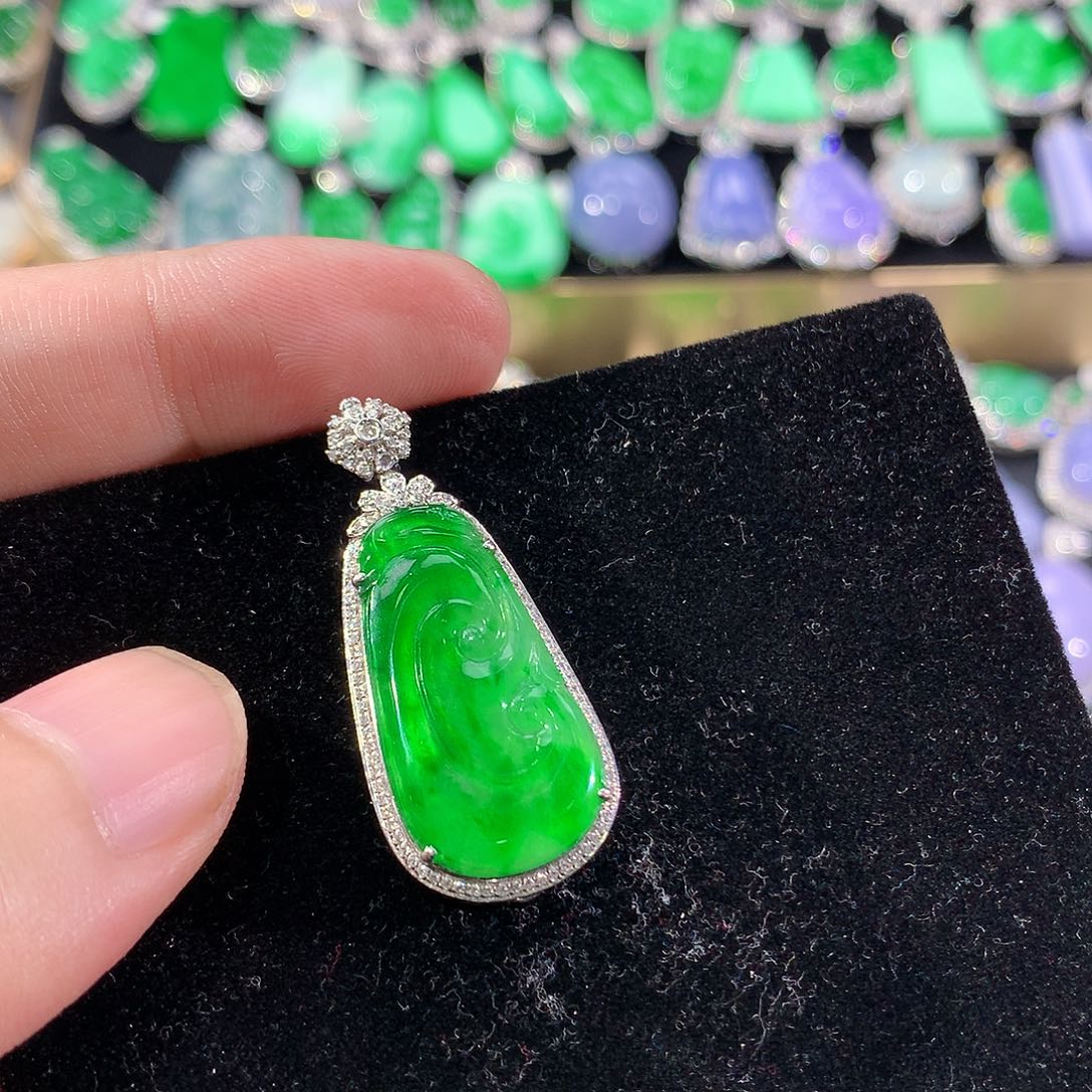 翡翠18K金镶嵌颈饰