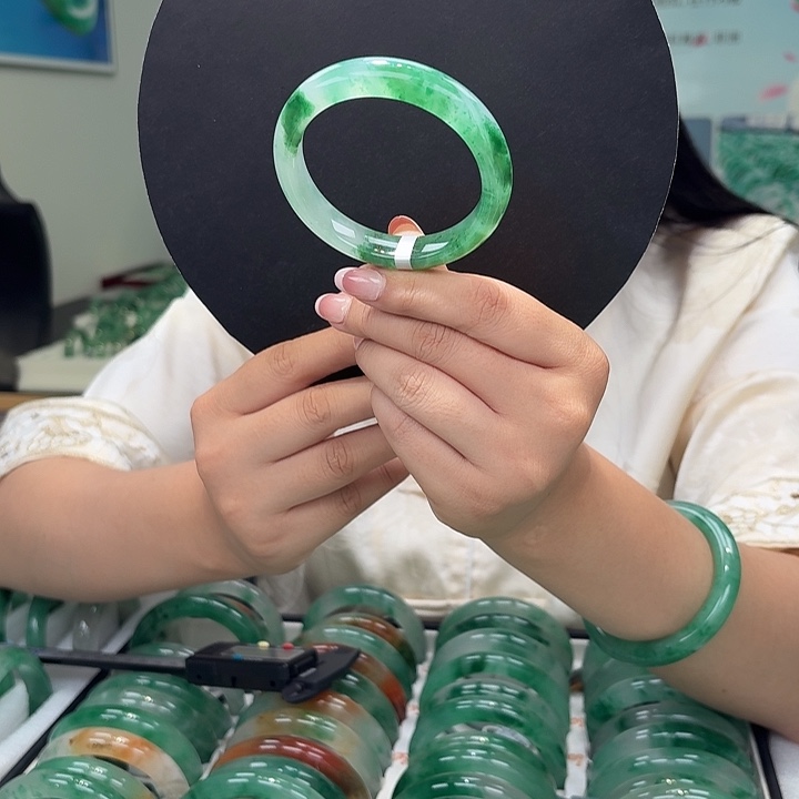 石英质玉（非洲翠）手镯未镶嵌