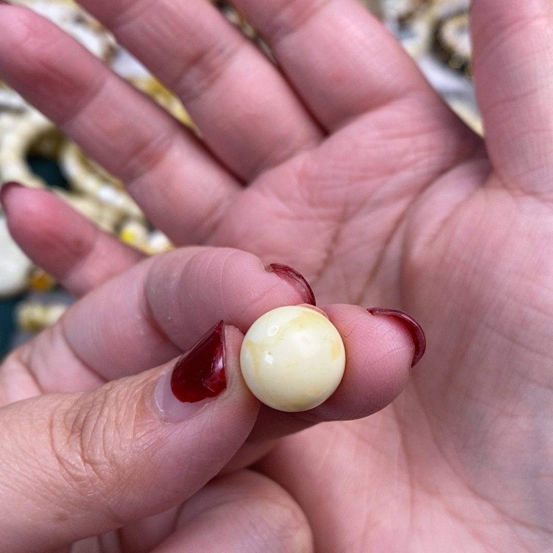 琥珀裸石未镶嵌瓷白圆珠微瑕疵特价12.3