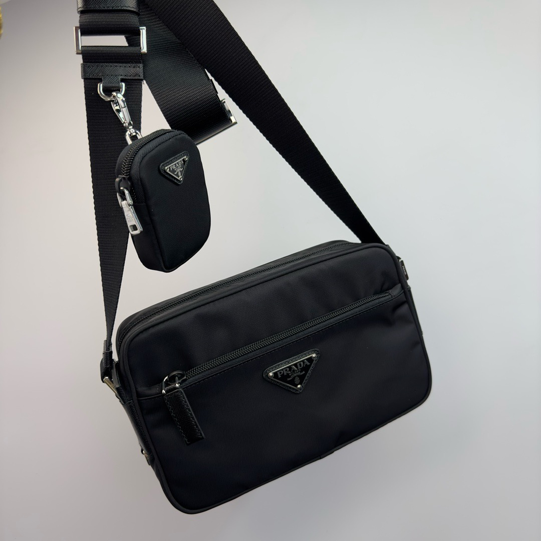 99新 Prada/普拉达 相机包男士纯色黑色潮流锁扣时尚