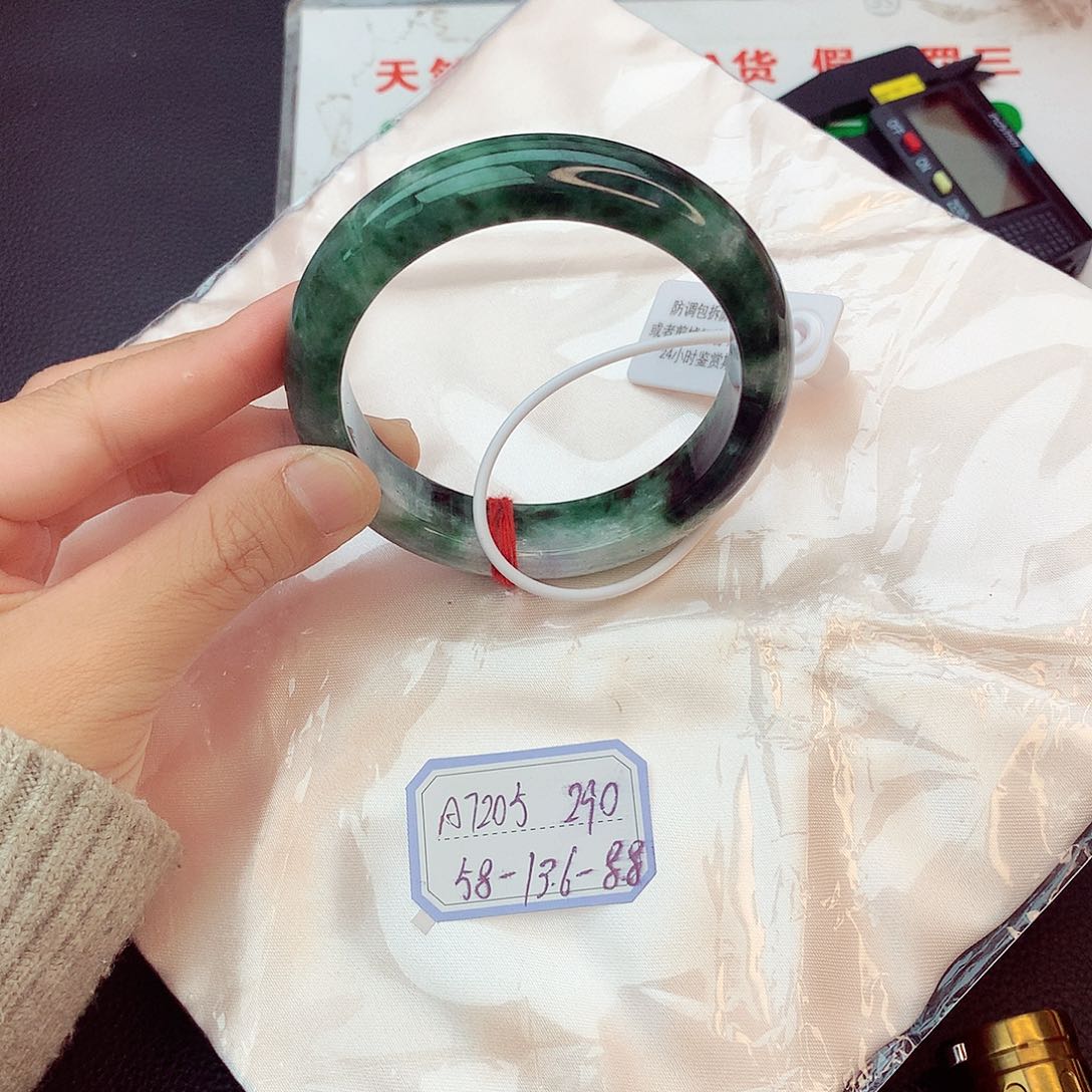 翡翠手镯未镶嵌翡翠