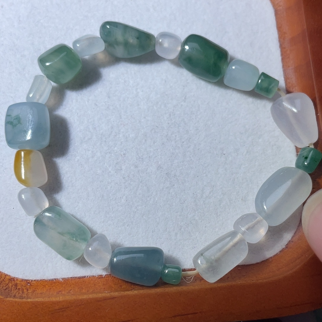 翡翠散珠翡翠随行串。 