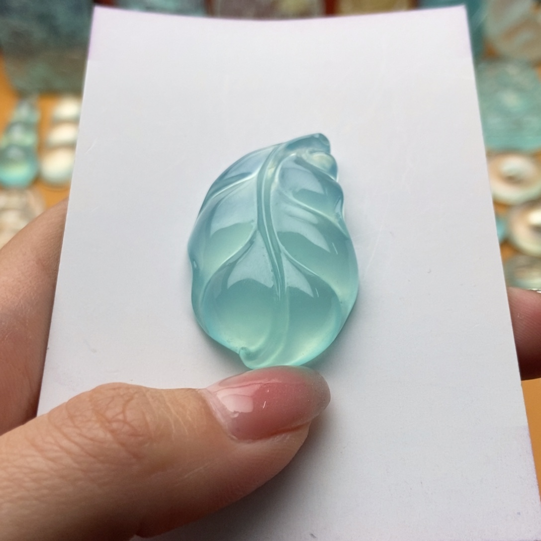 蛇纹石玉颈饰未镶嵌叶子