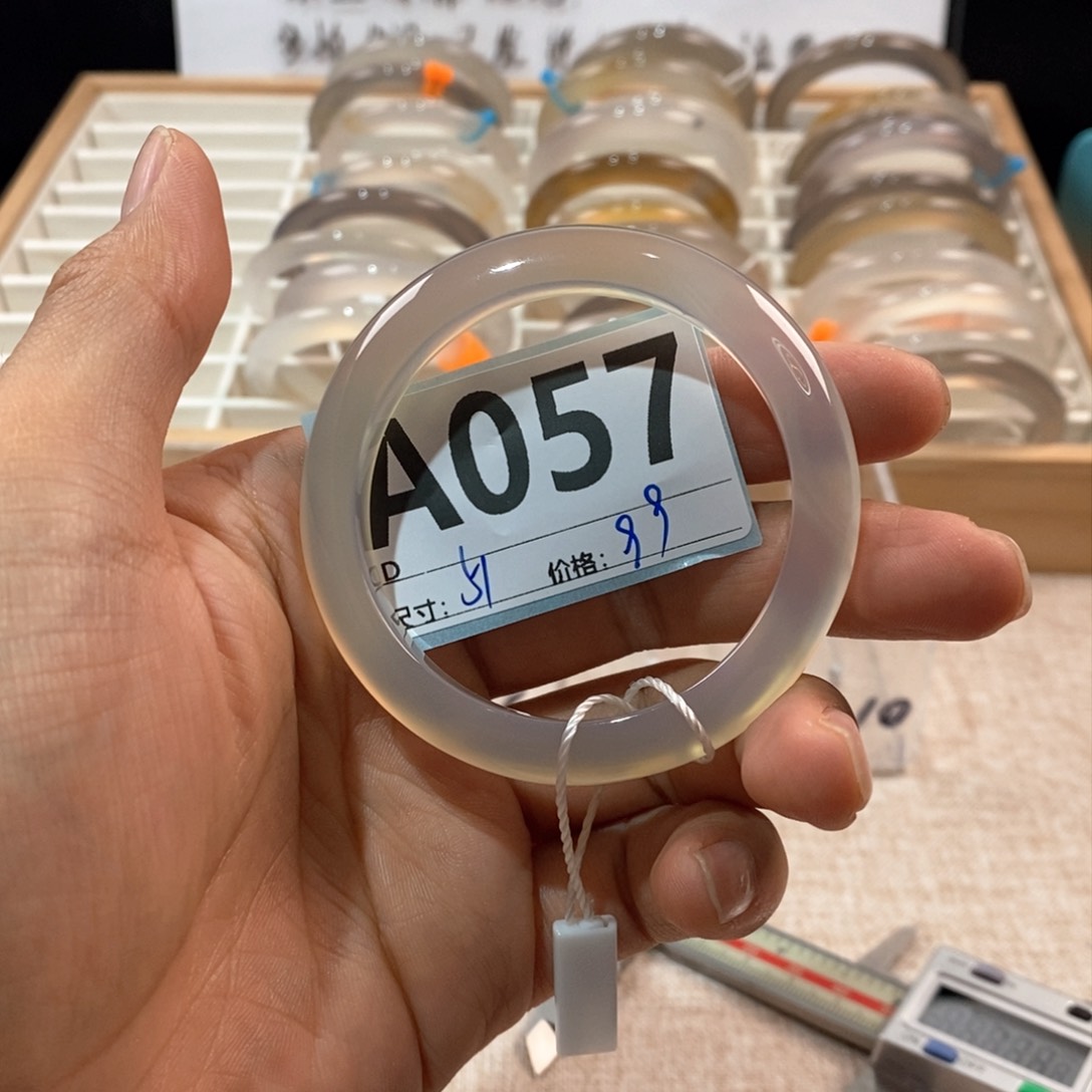 玛瑙/玉髓手镯未镶嵌今****ぴ