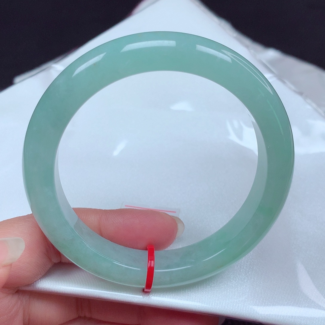 翡翠手镯未镶嵌冰透