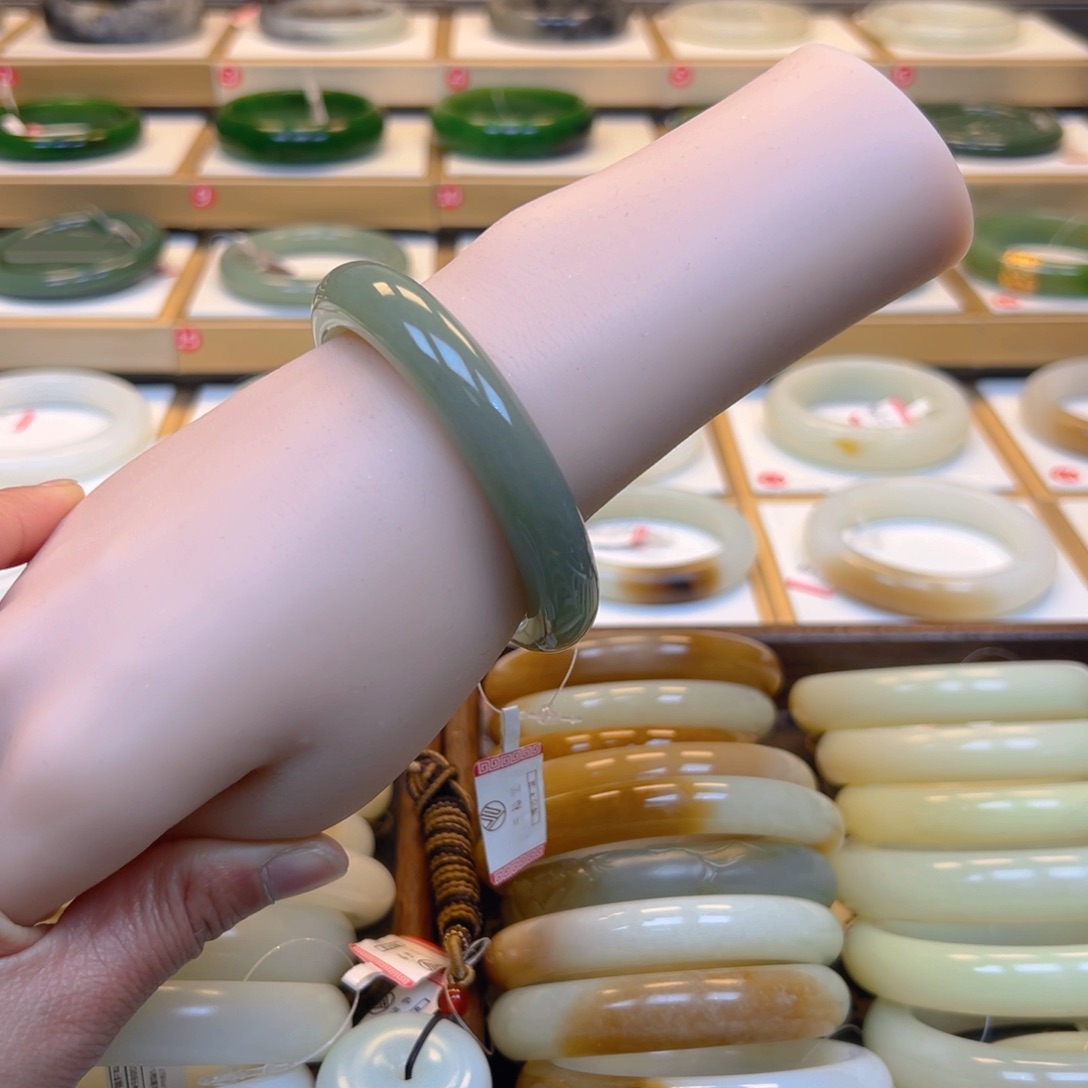 和田玉未镶嵌手镯2