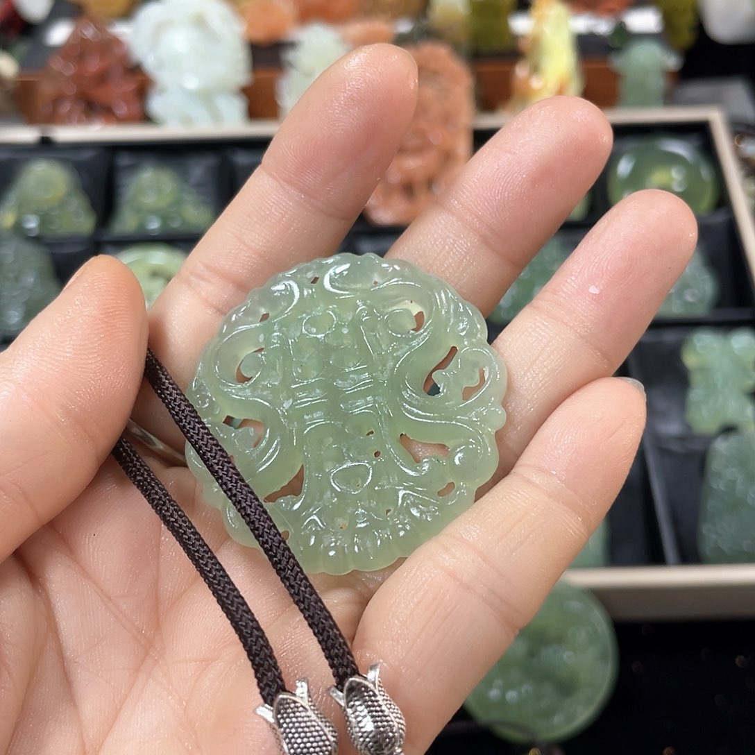 蛇纹石玉颈饰合金
