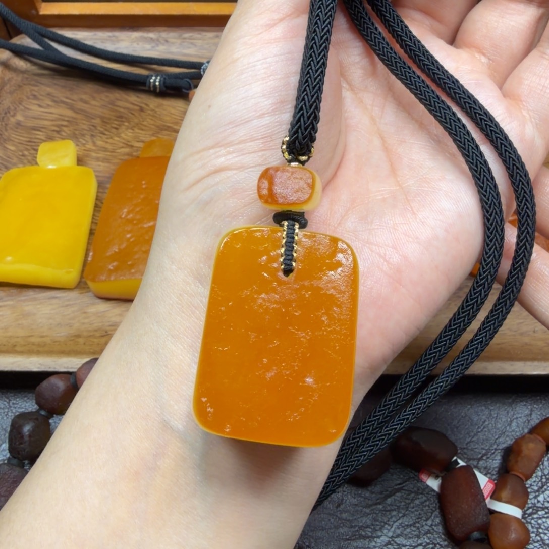 琥珀未镶嵌吊坠(赠链)