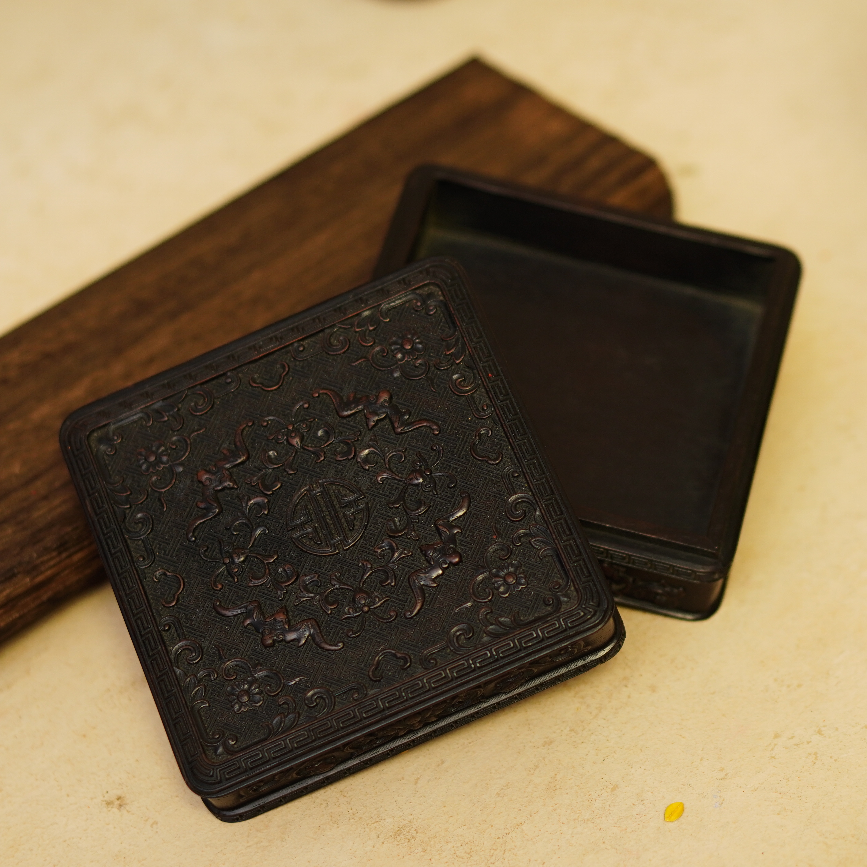 【槐荫山房】/HY2571/清中期紫檀锦地浮雕福寿纹四方盖盒