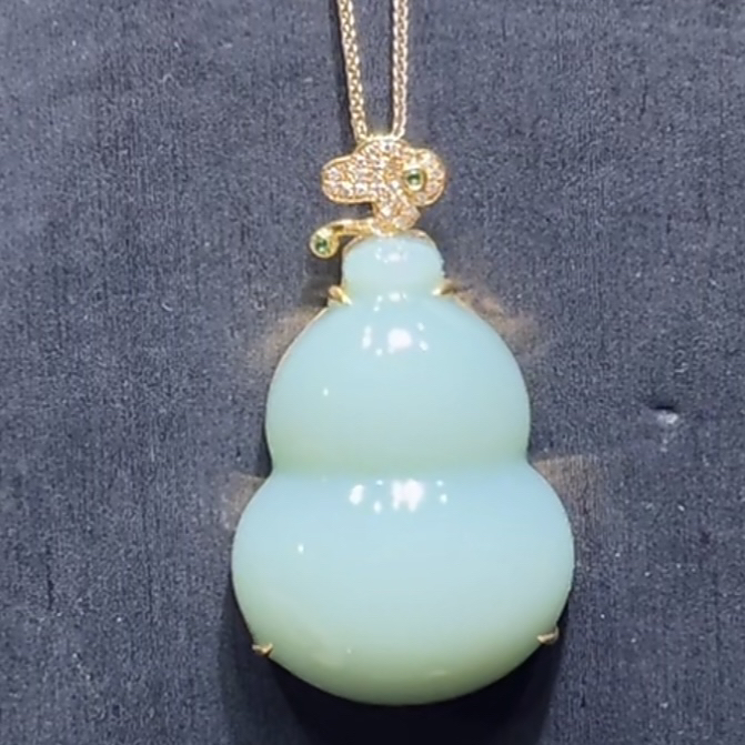 和田玉俄料碧玉夹层料粉青瓷蓝葫芦吊坠18K金镶嵌